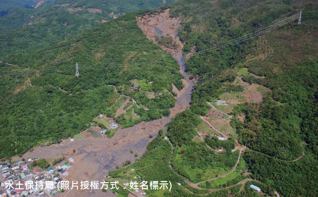 圖四 民國98年莫拉克風災造成大武鄉大鳥部落上方山坡地產生大型崩塌災害（民國98年8月9日拍攝）