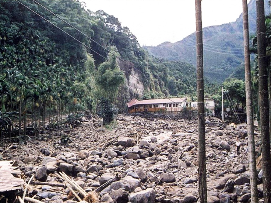 圖四 民國90年納莉颱風造成華山溪發生土石流（民國90年9月19日攝）